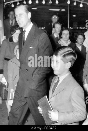 Le Prince Philippe et son fils Charles aller au cirque Banque D'Images