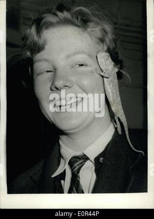 Le 17 janvier 1958 - Les enfants ont leurs cours - au Zoo de Londres... Un régime de donner aux enfants des leçons de zoologie et biologie, a débuté ce matin, lorsque les élèves de grandes écoles de London a visité le Zoo de Londres pour la première d'une série de démonstrations de cours avec les animaux comme leurs sujets. Photo : Keystone montre de 17 ans Elizabeth Walters de Twickenham Twickenham (County School) obtient une vue très proche d'un caméléon, pendant la leçon de ''camouflage'' et de la couleur dans la maison des reptiles au Zoo aujourd'hui. Banque D'Images