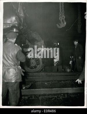 05 Décembre, 1957 - 74 tués et 200 blessés dans la nuit dernière ?s de train de Lewisham. L'espoir donné en plusieurs ensevelis. Photo : Keystone montre un homme au travail des poutres d'acier d'un train à vapeur du moteur pour le déconnecter du train électrique sur la scène de la nuit dernière à Lewisham catastrophe ?s ce soir. H/Keystone Banque D'Images