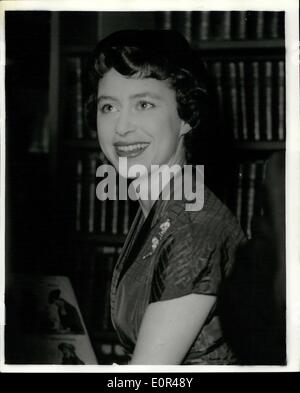 11 déc., 1957 - La princesse Margaret à Royal de médecine. : La Princesse Margaret dans ce soir, visite de la Société royale de médecine, Wimpole Street à recevoir un diplôme de doctorat Bourse. Smiling photo montre la Princesse Margaret vu à la Société royale de médecine cet après-midi. Banque D'Images