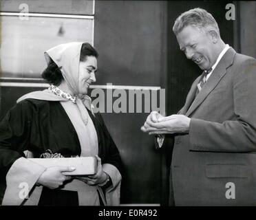 11 déc., 1957 - Secrétaire de la Défense McElroy est à Munich après une rapide visite à Berlin. Il est dans la capitale bavaroise pour inspecter les troupes américaines. Sur la photo : le secrétaire de la Défense McElroy achète une plaque de reconstruction d'un Munich pour l'Opéra de Munich. Banque D'Images