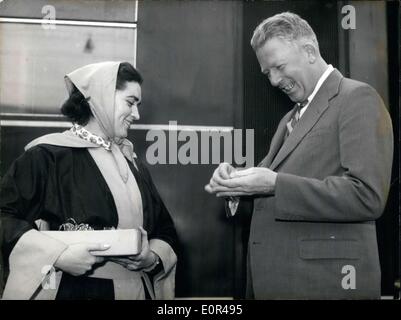 11 déc., 1957 - Après une rapide visite à Berlin, le secrétaire de la Défense américain McElroy est arrivé à la capitale Bavaroise Munich à inspecter les troupes américaines. Sur la photo : le secrétaire de la Défense McElroy l'achat d'une plaque de reconstruction de l'Opéra d'état de Munich. Banque D'Images