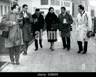 Le 12 décembre 1957 - Linda Christian dans D&uuml;sseldorf l'American Film-actrice Linda Christian, divorcée de Tyrone Power et ex-petite amie de la péri racer Portago, sont arrivés pour une visite privée dans D&uuml;sseldorf le déc 2, 1957. OPS : Linda Christian en conversation avec la presse-photographes, qui l'a accueilli à l'aéroport. Banque D'Images