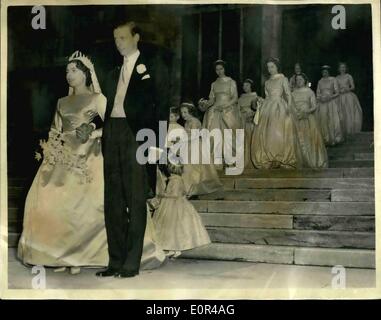 12 décembre 1957 - le cousin de la Reine Weds à Windsor. Mariée et mariée et auxiliaires: Le mariage a eu lieu cet après-midi à la chapelle Saint-Georges Windsor de Mlle Anne Abel-Smith Cousin de la Reine - à M. David Liddell- Grainger. Les princesses Beatrix et Irene des pays-Bas et la princesse Christine de Suède comptent parmi les quatorze Bridesmaid. Les mariés ont suivi les membres de la mariée et ont pris des photos, alors qu'ils quittèrent Saint-Georges après le mariage cet après-midi. Les Princesses parmi les préposés. Banque D'Images