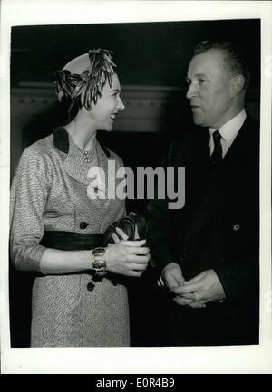 31 janvier 1958 - 31-1-58 L'ambassadeur soviétique en tant qu'invité d'honneur au déjeuner littéraire Foyles. L'invité à l'honneur littéraire Foyles Déjeuner au Dorchester Hotel, Park Lane cet après-midi a été M. Jacob Malik l'ambassadeur soviétique à Londres en hommage à l'artistique et littéraire scientifique réalisations de l'URSS. Photo : Keystone montre M. Jacob Malik'chat à Mlle Beryl Gray la ballerine à l'occasion du déjeuner cet après-midi. Banque D'Images