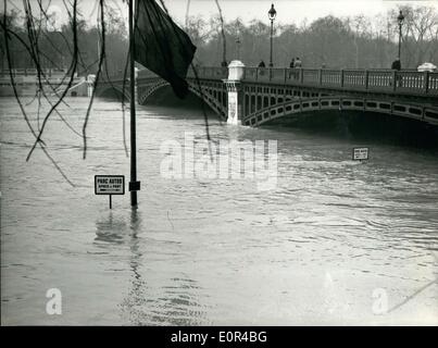 10 févr. 02, 1958 - Le froid, la neige et les inondations sweep France-Seine monte à Paris : Photo montre près de Solferino combler l'espace de stationnement est complètement inondé par la montée des eaux. Banque D'Images