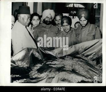 Le 12 décembre 1957 - Nasser est titulaire d'Enchères Vente de biens d'Ex-King Farouk et Ex-Queen Narriman.. : l'ancien Palais Royal au Caire a été récemment les scènes d'une vente aux enchères d'articles, y compris pour les manteaux - cars - tapisseries etc.. appartenant à l'ancien roi Farouk - Ex-Queen Ex-Queen Farida et Narriman.. Photo : Keystone montre- Indiens membres de la forces d'urgence des Nations Unies - en congé au Caire - intérêt certains des tapisseries et rideaux offerts aux enchères. Banque D'Images