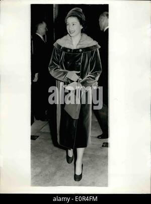 Le 12 décembre 1957 - ÉGLISE DE VILLE REINE VISITE DE SA MAJESTÉ LA REINE a fait hier une visite à l'église de Saint Lawrence Jewry, Creshan Street, l'E.C. PHOTO KEYSTONE MONTRE :- SA MAJESTÉ LA REINE porte une buitned smart coat - qui a un col de fourrure uniquee-durant sa visite à l'église. Banque D'Images