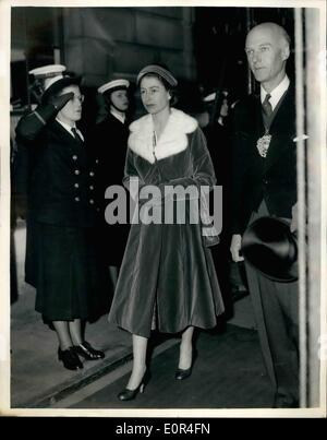 Le 12 décembre 1957 - Queen à St Bride's Church Service Re-Dedication. Sa Majesté la Reine et le duc d'Édimbourg ont assisté aujourd'hui à la nouvelle inauguration du service de l'église restaurée St. Bride's, Fleet Street, qui a été blitzed durant le bombardement de 1940. Sa Majesté a dévoilé le retable du souvenir qui a été consacrée par l'évêque de Londres à la mémoire du gouverneur Edward Winslow et les Pères pèlerins. Photo Keystone montre : SA MAJESTÉ LA REINE vu avec le Maire de Londres (Sir Denis Truscott), lorsqu'elle est arrivée à St Bride's Church aujourd'hui. Banque D'Images
