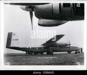 Mar. 03, 1958 - Puissance Prop-Jet pour vols locaux un nouveau turbopropulseur le Dart Herald est conçu pour rapide, confortable vols locaux. Il dispose de deux moteurs, peut transporter 43 passagers ou une combinaison de passagers et de marchandises s'élevant à plus de 4&frac12 ; tonnes longues. Sa vitesse de turbo-propulseurs ne l'empêche pas d'atterrissage sur les petits, les terrains accidentés, et son intérieur pressurisé offre grand confort avion. Photo : la montre- Dart Herald sous un moteur de la Harold Leonides, une ancienne ''frère'' déjà dans les services locaux aussi éloignés que l'Australie et l'Amérique du Sud. Banque D'Images