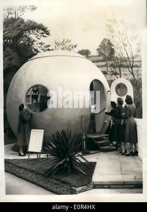 Mar. 03, 1958 - Maisons d'exposition à l'Olympia. Les visiteurs de la ''Round House''.. Photo Keystone montre :- Les visiteurs qui entrent dans la ronde ''House'' - qui est conçu pour faciliter le transport par hélicoptère - barge etc.. principalement pour une utilisation dans le Congo belge. C'est 13m de hauteur et 16 pieds de large.. C'est vendu en Allemagne pour environ &pound;450 - moins les raccords.. Prix en ce pays n'a pas encore été fixée. Banque D'Images