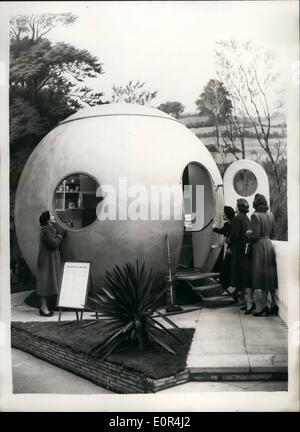 Mar. 03, 1958 - Maisons d'exposition à l'Olympia. Les visiteurs de la ''Round House''. Photo montre les visiteurs qui entrent dans la ronde ''House'' - qui est conçu pour faciliter le transport par hélicoptère - barge etc. principalement pour utilisation dans le Congo belge. C'est 13m de hauteur et 15m. de large. C'est vendu en Allemagne pour environ 450 - moins les raccords. Prix en ce pays n'a pas encore été fixée. Banque D'Images