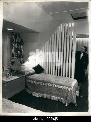 Mar. 03, 1958 - Maisons d'Exhibitionopens à Olympie. L'Allemand toit fait maison.. L'un des éléments les plus intéressants à la maison idéale Exposition, qui s'est ouverte aujourd'hui à Olympie, est le toit ''House''.. C'est de la construction et de l'allemand en première instance toit est construit sur le terrain - et dans son refuge sont construit trois chambres - un salon - une cuisine - salle à manger et salle de bains. lorsque les finances le permettent un rez-de-chaussée est construit pour faire une maison deux étages.. Le toit est ensuite hissé sur le dessus de ce nouveau chapitre Banque D'Images