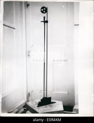 10 févr. 02, 1958 - Exposition de Takis. Photo montre 1956 Signal en fer forgé, par le sculpteur Né Grec, Takis, vu à la Hanover Gallery, St George Street, où une exposition de ses œuvres est organisée. Banque D'Images