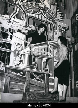 Mar. 03, 1958 - Exposition d'Art International du Film à Munich : Dans le cadre de travaux de la Cinémathèque Françoise Paris, l'Institut culturel français à Munich et l'avocat allemand pour la culture du cinéma, pendant les prochains jours, à Munich le film International - exposition d'art sera ouvert, ils ont eu beaucoup de matériel dès le début de film jusqu'au temps plus modernes. Photo montre deux artistes commerciaux discuter le dernier jour de travail à un bâtiment, dédié au créateur de l'art-like jouer film Melies. Banque D'Images