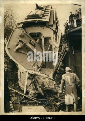 Mar. 03, 1958 - ESCAPE POUR PASSAGERS Tramway. Un tram qui a quitté les rails et s'est écrasé sur la balustrade d'un pont ferroviaire à Copenhague juste avant l'enregistrement de Hambourg était due pour passer l'endroit sur la ligne ci-dessous. Deux railmen pensée wuick a réussi à arrêter le train de sorte qu'il n'a frappé le tram à la légère. Le tramway de deux passagers ont été blessés. Photo : Keystone montre- Vue sur le tramway endommagé après l'accident. Banque D'Images