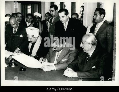 Mar. 03, 1958 - Organisation des États arabes Charte signée à Damas.U.A.R. Et le Yémen aura Conseil suprême pour la politique : la Charte pour la création de l'Organisation des États arabes a été signé à la Guest Palace à Damas récemment entre la République arabe unie et le Royaume du Yémen. Le Président Nasser a signé au nom de l'Émir U.A.R. tandis que Mohammed El Badr, Prince héritier du Yémen, signé pour le Royaume d'Arabie du Sud. La photo montre le président Nasser (au centre) et Prince Seif el Islam Badr (sur la gauche) la signature de la Charte à la Guest Palace à Damas. Banque D'Images