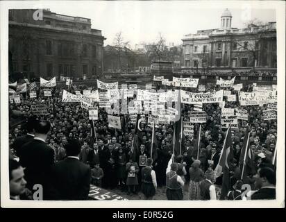 10 févr. 02, 1958 - mars démonstration chypriote turque à Downing Street : une démonstration chypriote-mars a eu lieu aujourd'hui à partir de Dean Street, Soho, à Downing Street, où une pétition a été présentée au n°10. partition exigeante pour Chypre. Une réunion a eu lieu ultérieurement à Trafalgar Square. La photo montre une vue générale de la réunion de masse à Trafalgar Square en montrant certaines des nombreuses bannières qui ont été menées par le démontre. Banque D'Images