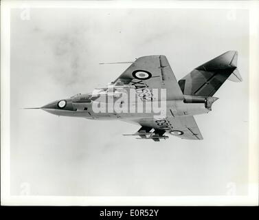 10 févr. 02, 1958 - le lancer du javelot avec Firestreaks : l'équipement standard du Gloster Javelin, l'aile delta, jet, ''plate-forme de missiles guidés'' de la Royal Air Force est le de Havilland Firestreak missile guidé, qui ''chez eux'' sur sa cible par un système infra-rouge.L'un des combattants les plus puissants du monde, le javelot peut fonctionner à plus de 50 000 pieds à une vitesse de plus de 600 miles par heure. La photo montre la Javelin avec quatre Firestreaks au prêt sous ses ailes. Banque D'Images