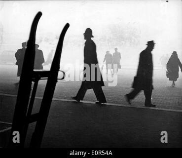 Les gens marcher dans le brouillard à Victoria Station Banque D'Images