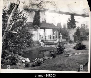 Mar. 03, 1958 - Maisons d'exposition à Olympia : Australian in jardin exposition. Photo montre trois filles d'Australie - Banque D'Images