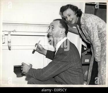 Mar. 03, 1958 - Maisons d'Sales-Girl à mon ancien prince allemand : Le mariage aura lieu dans deux mois, environ, moment où M. John Henry Pless, 58 ans, filleul du roi Édouard VII - anciennement Prince Hans Heinrich Pless - fils du Prince de Pless du ''Gay Nineties'' et maintenant sujet britannique - et Mme Dorothea Minchin (25) ventes de maisons idéal fille. Monsieur Pless's précédent mariage à la Princesse Maria Catherine Pless a été dissoute en 1952. Photo montre Miss Minchin - Dorothea et M. Pless au travail de décoration de la télévision que Knightsbridge Msws est d'être leur maison après le mariage. Banque D'Images