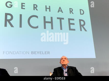 L'artiste allemand Gerhard Richter assis au cours d'une conférence de presse à l'occasion de l'ouverture d'une nouvelle exposition à la Fondation Beyeler à Riehen près de Bâle (Suisse) devant son nom, projetée sur un mur derrière lui, le 16 mai 2014. Banque D'Images