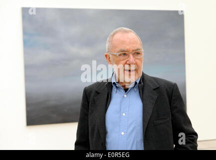 L'artiste allemand Gerhard Richter à l'avant de sa peinture "eestück (1975)', le 16 mai 2014 sur un roundtour avant l'ouverture de sa nouvelle exposition à la Fondation Beyeler à Riehen près de Bâle (Suisse). Banque D'Images