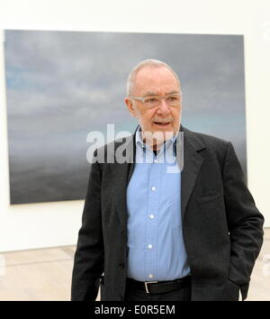 L'artiste allemand Gerhard Richter à l'avant de sa peinture "eestück (1975)', le 16 mai 2014 sur un roundtour avant l'ouverture de sa nouvelle exposition à la Fondation Beyeler à Riehen près de Bâle (Suisse). Banque D'Images