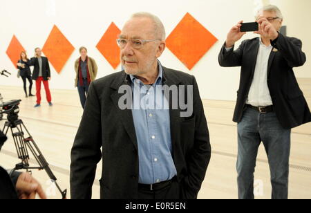 L'artiste allemand Gerhard Richter à l'avant de sa série 'La peinture abstraite, Rhombus (1998)', le 16 mai 2014, sur un roundtour avant l'ouverture de sa nouvelle exposition à la Fondation Beyeler à Riehen près de Bâle (Suisse). Banque D'Images