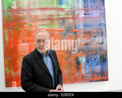 L'artiste allemand Gerhard Richter à l'avant de sa peinture ' 'Bach' (1/ 1992)', le 16 mai 2014 sur un roundtour avant l'ouverture de sa nouvelle exposition à la Fondation Beyeler à Riehen près de Bâle (Suisse). Banque D'Images