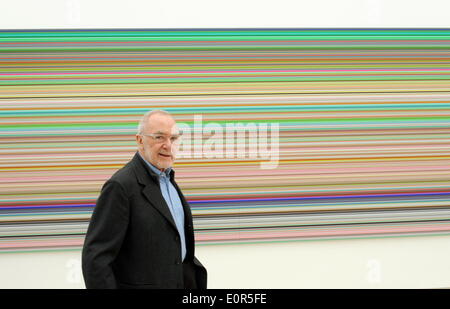 L'artiste allemand Gerhard Richter devant sa photo, 'Strip' 2013, le 16 mai 2014 sur un roundtour avant l'ouverture de sa nouvelle exposition à la Fondation Beyeler à Riehen près de Bâle (Suisse). Banque D'Images