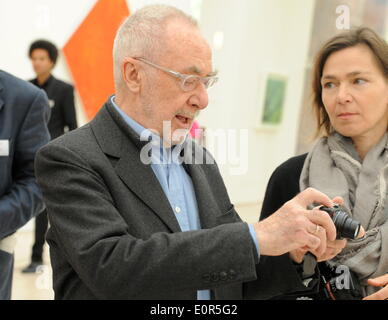 L'artiste allemand Gerhard Richter de la manipulation de son appareil photo lors d'une conférence de presse à l'occasion de l'ouverture d'une nouvelle exposition à la Fondation Beyeler à Riehen près de Bâle (Suisse), le 16 mai 2014. Sur la droite, sa femme Sabine Moritz. Banque D'Images