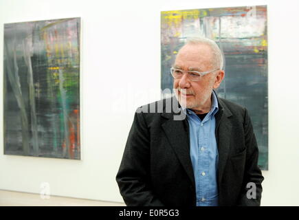 L'artiste allemand Gerhard Richter en face de deux peintures de la série 'Home' (2005), le 16 mai 2014 sur un roundtour avant l'ouverture de sa nouvelle exposition à la Fondation Beyeler à Riehen près de Bâle (Suisse). Banque D'Images