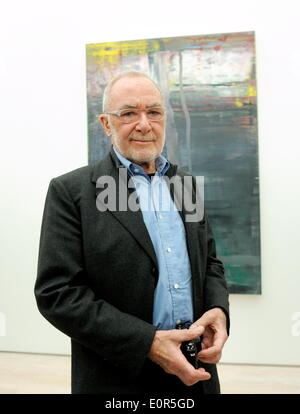 L'artiste allemand Gerhard Richter devant une toile de la série 'Home' (2005), le 16 mai 2014 sur un roundtour avant l'ouverture de sa nouvelle exposition à la Fondation Beyeler à Riehen près de Bâle (Suisse). Banque D'Images