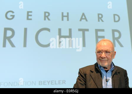 L'artiste allemand Gerhard Richter Comité permanent lors d'une conférence de presse à l'occasion de l'ouverture d'une nouvelle exposition à la Fondation Beyeler à Riehen près de Bâle (Suisse) devant son nom, projetée sur un mur derrière lui, le 16 mai 2014. Banque D'Images