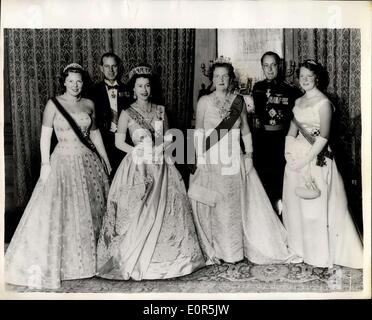 Mar. 26, 1958 - La Reine lors d'une visite d'État aux Pays-Bas. Groupe officiel au Palais d'Amsterdam. Photo montre que pose photo - SA MAJESTÉ LA REINE avec les membres de la famille royale hollandaise - pendant l'état d'Amsterdam. Ils sont de gauche à droite :- la princesse Beatrix ; SA MAJESTÉ LA REINE ; la reine Juliana et la princesse Irène. avec à gauche le duc d'Édimbourg et à droite l Berihard. Banque D'Images