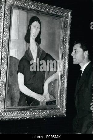 Avril 04, 1958 - Réalité et l'usurpation d'Gerard Philipe, le célèbre écran de jeunes Français et d'un acteur, prend l'identité de Modigliani, ''Le peintre Dommed'' dans le nouveau film ''Montparnasse 19'' vient de paraître. Aujourd'hui, il a visité une exposition rétrospective de la peinture de Modiliani aujourd'hui détenu à la Galerie Charpentier, Paris. OPS : Gerard Philliplipe à admirer le portrait de Jeanne Hibuterne l'une des meilleures peintures de Modigliani. Banque D'Images