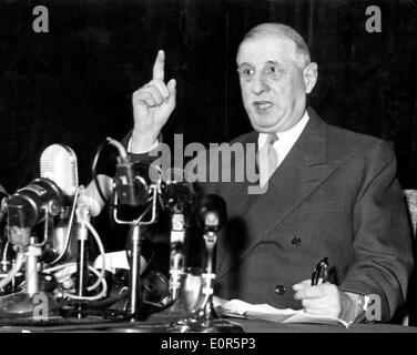 Le président Charles de Gaulle prononce un discours Banque D'Images