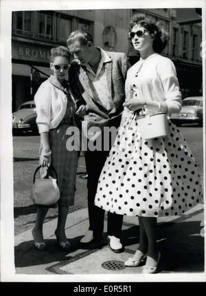 24 mai 1958 - Jerry Lee Lewis PREND SON ÉPOUSE ÂGÉE DE 15 ANS À LONDRES. Photo montre : - American rock ?n Roll singer, Jerry Lee Lewis, 22 ans, photographiée à Londres West End hier avec son épouse âgée de 15 ans, Myra (à gauche), et sa sœur, âgée de 15 ans, Frankie. Myra est sa troisième épouse. Banque D'Images