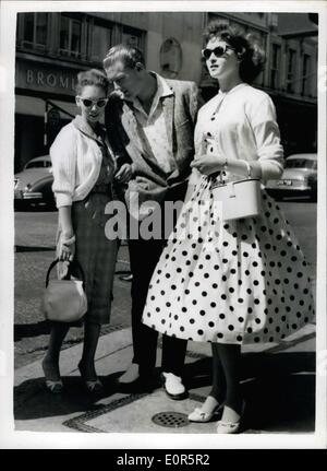 24 mai 1958 - Jerry Lee Lewis PREND SON ÉPOUSE ÂGÉE DE 15 ANS À LONDRES. Photo montre : - American rock ?n Roll singer, Jerry Lee Lewis, 22 ans, photographiée à Londres West End hier avec son épouse âgée de 15 ans, Myra (à gauche), et sa sœur, âgée de 15 ans, Frankie. Myra est sa troisième épouse. Banque D'Images