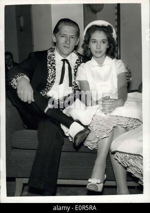 26 mai 1958 - ACCUEIL BUREAU POUR ENQUÊTER SUR LE MARIAGE DE Jerry Lee Lewis. Le Home Office est demain pour étudier le mariage de la confusion de l'Amérique, vieux de 22 ans, chanteuse de rock'n'Roll, Jerry Lee Lewis, qui est ici d'une visite guidée et son épouse âgée de 13 ans, Myra. Lewis et Myra sont d'un séjour à Londres. Durant le week-end, on a découvert que leur mariage de décembre dernier a été cinq mois avant son divorce avec sa deuxième femme est devenu définitif. Le père de Myra, M. J. W. Brown, Lois, sa femme et son fils, ont séjourné dans le même hôtel, à Londres Banque D'Images