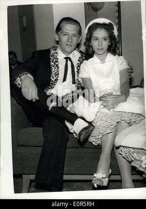 26 mai 1958 - ACCUEIL BUREAU POUR ENQUÊTER SUR LE MARIAGE DE Jerry Lee Lewis. Le Home Office est demain pour étudier le mariage de la confusion de l'Amérique, vieux de 22 ans, chanteuse de rock'n'Roll, Jerry Lee Lewis, qui est ici d'une visite guidée et son épouse âgée de 13 ans, Myra. Lewis et Myra sont d'un séjour à Londres. Durant le week-end, on a découvert que leur mariage de décembre dernier a été cinq mois avant son divorce avec sa deuxième femme est devenu définitif. Le père de Myra, M. J. W. Brown, Lois, sa femme et son fils, ont séjourné dans le même hôtel, à Londres Banque D'Images