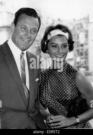 Acteurs Sophia Loren et William Holden au accueil presse pour 'La clé' Banque D'Images