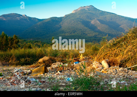 Flytipping illégale dans la campagne Banque D'Images