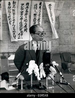 Avril 04, 1958 rassemblement anti-nucléaire - à Tokyo. Un rassemblement de masse à laquelle ont participé plus de 6 000 membres du conseil général des syndicats du Japon, le Japon contre les bombes atomiques et les bombes à hydrogène, fédération nationale de l'auto-gouvernement des associations et autres organisations affiliées , s'est tenue au parc Hibiya, Tokyo, pour protester contre l'utilisation du Japon comme une base nucléaire. Le rallye a approuvé une résolution contre l'armement nucléaire qui sera livré aux gouvernements des États-Unis Banque D'Images