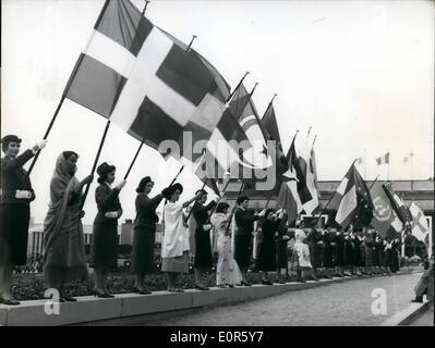 Avril 04, 1958 - La plus grande exposition du monde : au 17 avril 1958 à Bruxelles, l'exposition internationale 1958 est ouvert. Notre photo montre : les filles de toutes les nations d'exposer avec leurs drapeaux nationaux, formant un fichier pour le roi belge, qui a ouvert l'exposition. Banque D'Images