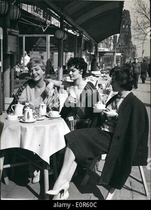 Avril 04, 1958 - L'air frais sur le Ku'dammm : Puis soleil brille à Berlin. Mais il est encore un peu trop vieux pour s'asseoir à l'air libre et qui par tous les moyens veut montrer au nouveau printemps robe, a parfois besoin de le couvrir avec une couverture. De gauche à droite : les starlettes Sabina Sesselmann (Sabina Sesselmann), Renate Ewert (Renate Ewert) et Regina (Regina) Petrowa Petrowa lors d'une répétition du film ''l'amour peut être comme posion' Banque D'Images