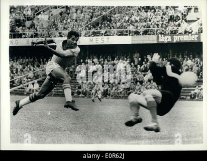 Juin 06, 1958 - Le Brésil bat la France 5-2 en demi-finale de la Coupe du monde. : photo montre l'avant-centre brésilien du Brésil de notation vu premier but contre la France, au cours de la demi-finale de la Coupe du monde dans lequel le Brésil a remporté par 5 buts à deux à Stockholm. Banque D'Images