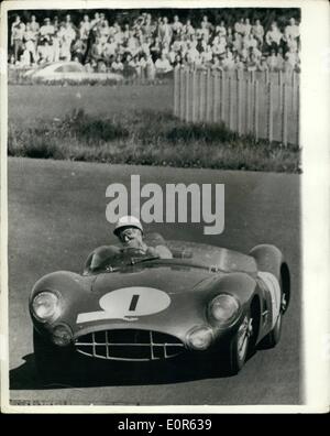 Juin 06, 1958 - Stirling Moss remporte la course au Nurburgring 1000 km ; photo montre la Sterling Moss dans son Aston Martin durant les 1 000 km de course sur le Nürburgring le dimanche. Moss a remporté cet événement avec l'Aubépine Collins deuxième dans la Ferrari. Banque D'Images